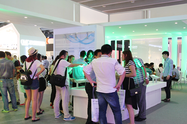 展会人员在交流