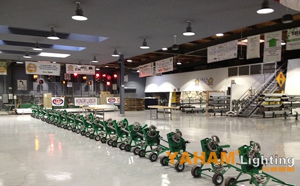 LED工矿灯照亮车间